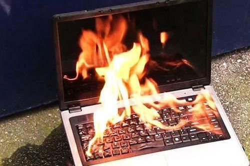 Trẻ 8 tuổi bỏng nặng do laptop phát nổ