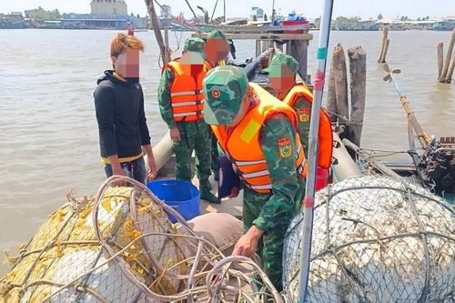 Bắt giữ các phương tiện sử dụng kích điện khai thác thủy sản ở Cà Mau