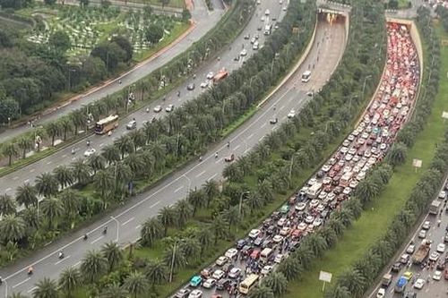 Ùn tắc nghiêm trọng trên Đại lộ Thăng Long: Yêu cầu chủ đầu tư dỡ rào thi công