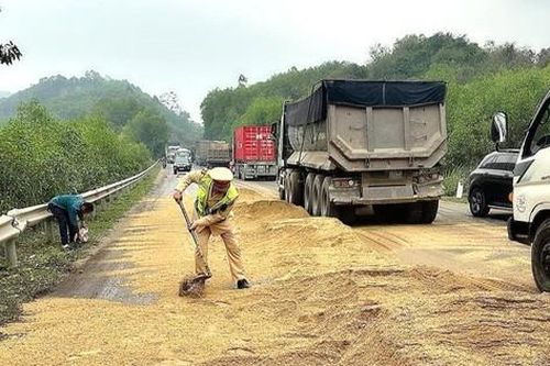 CSGT xúc cát ngăn vết dầu loang trên quốc lộ