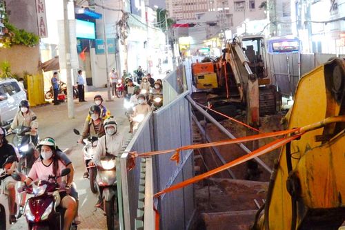 Dân 'đau khổ' vì dự án chống ngập dài 2,5km suốt 3 năm chưa hoàn thành