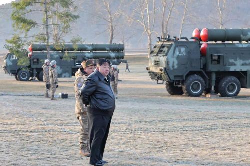 Chùm ảnh ông Kim Jong Un chỉ đạo tập trận với pháo phản lực siêu lớn