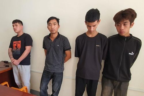 Bắt khẩn cấp 4 đối tượng mua bán cô gái phục vụ quán karaoke