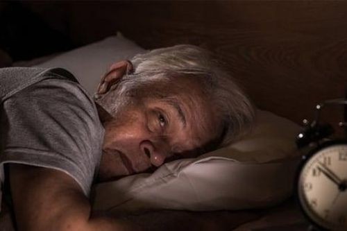 Vì sao về già ngủ ít và thức dậy sớm hơn?
