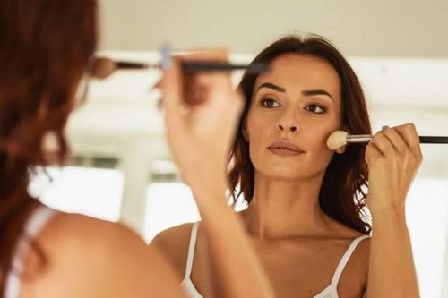 Mẹo trang điểm giúp phụ nữ tuổi 40 che đi khiếm khuyết của làn da