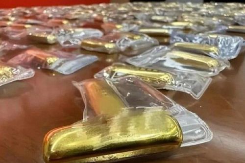Mở kiện hàng 'lạ', cô gái tá hỏa khi thấy hàng trăm thỏi vàng bên trong