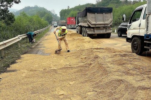 CSGT Nghệ An xúc cát ngăn dầu loang trên quốc lộ