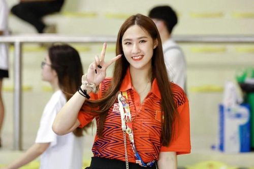 Cô gái bán lạp xưởng gây xôn xao khi treo 51 tấm huy chương trước cửa nhà, thì ra là hotgirl nhảy cầu