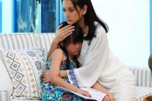 Đến nhà chồng cũ thăm con gái, thấy con ôm bụng ngồi giặt váy mà tôi bật khóc nức nở