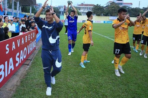 CLB CAHN bất ngờ công bố 'bom tấn' song hành cùng HLV Kiatisak