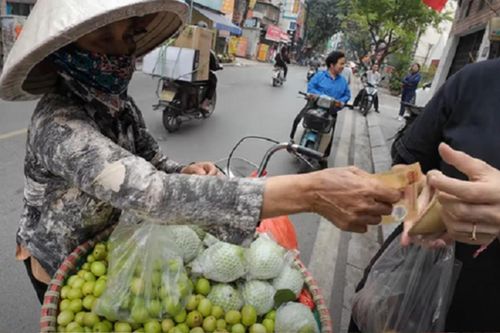 Cô bán hàng rong bị phạt sau phi vụ định 'chặt chém' khách Tây 200.000 đồng cho vài quả táo