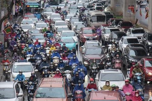 Hà Nội: Mưa lạnh, tắc đường, dân công sở chật vật tìm lối thoát đi làm