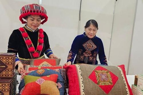 Phụ nữ dân tộc thiểu số phát huy văn hóa truyền thống, góp phần nâng cao quyền năng kinh tế