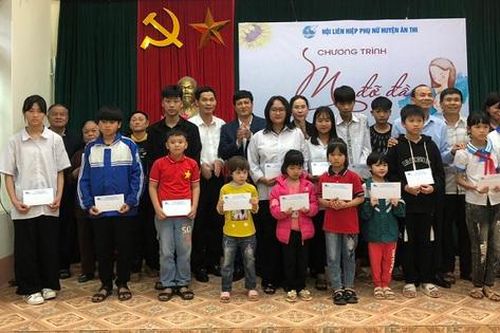 Hưng Yên: Huyện Ân Thi đỡ đầu 94 trẻ mồ côi có hoàn cảnh khó khăn