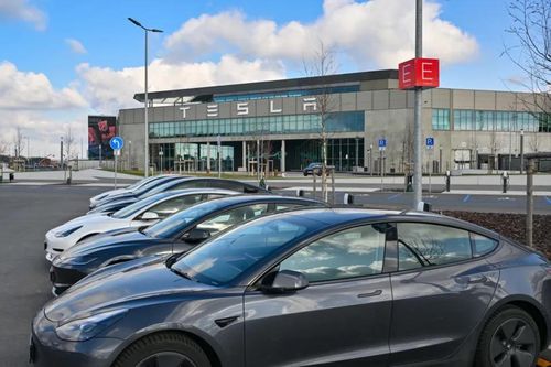 Tesla thua lỗ lớn trên sàn chứng khoán Mỹ, mất 230 tỷ USD giá trị