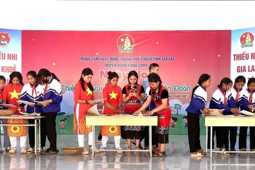 Ngày hội 'Thiếu nhi vui khỏe-Tiến bước lên Đoàn' tại xã Đăk Kơ Ning