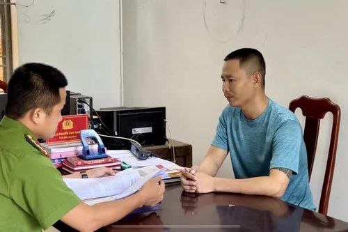 Một đối tượng bị truy nã ra đầu thú