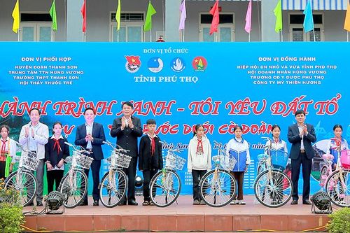 Sôi nổi chương trình 'Hành trình xanh - Tôi yêu Đất Tổ'