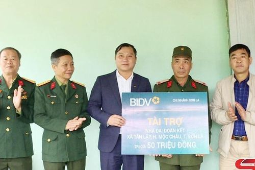 Ban Liên lạc CCB mặt trận Vị Xuyên và Ngân hàng BIDV Sơn La trao 'Nhà đại đoàn kết' cho hội viên