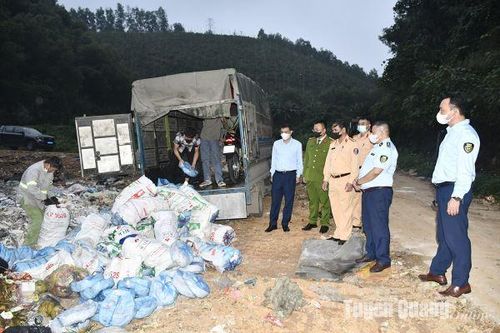 Tiêu hủy gần 1,4 tấn mỡ lợn không rõ nguồn gốc