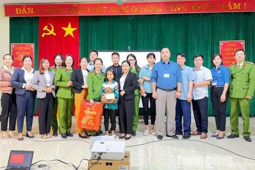 Trao kinh phí 'Mẹ đỡ đầu' cho trẻ em mồ côi xã Đại Phú