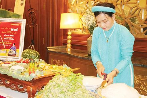 Để ẩm thực thành lợi thế thu hút khách đến Huế