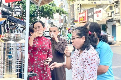 Bình trà đá miễn phí trước chùa Phú Long (Q.Phú Nhuận) phục vụ người lao động nghèo