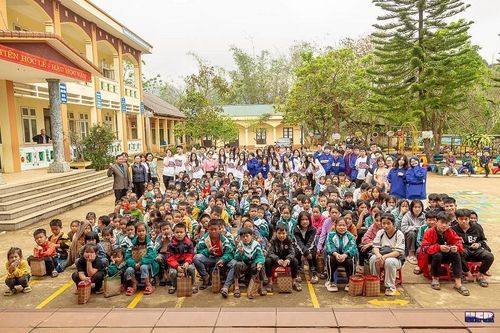 Học sinh THPT trên thành phố Hà Nội và 5 tấn 'quà Tết muộn' cho trẻ em vùng cao: 'Chúng em là sứ giả của hạnh phúc'