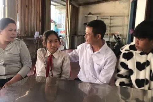 Thầy giáo Trần Mạnh Thùy miệt mài 'cõng chữ lên non'