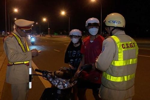 Nhiều bất an khi học sinh tự đi xe máy đến trường