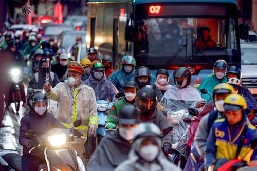 Hà Nội mưa rét, CSGT ứng trực chống ùn tắc giờ cao điểm