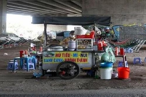 Cần xử lý ngay tình trạng buôn bán lấn chiếm hành lang an toàn cầu Sài Gòn