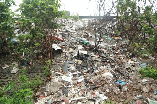 Hà Nội: Tuyến đường ven sông Tô Lịch ngập trong rác thải