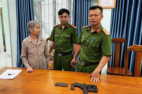 Dọn nhà phát hiện khẩu súng và 22 viên đạn, bà lão 75 tuổi giao nộp công an