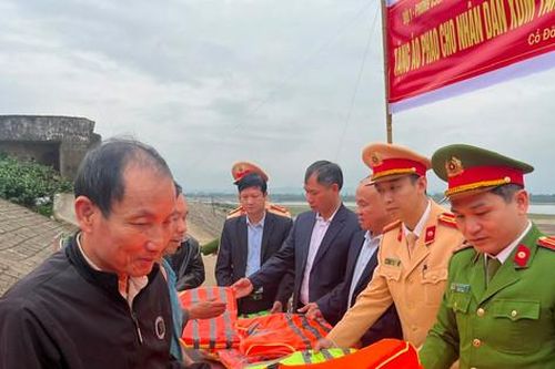 Tặng bà con làng chài Cổ Đô 200 áo phao