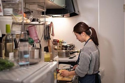 Nghỉ việc ở nhà làm nội trợ 26 năm, khi ly hôn được chồng bồi thường cho hơn 2 tỷ