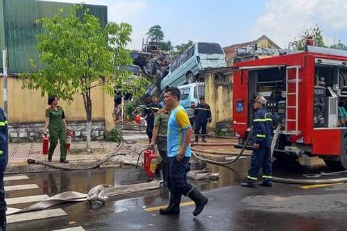 Cháy bãi giữ xe tang vật ở Khánh Hòa