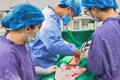 Bị TNGT xong về ngủ, nam thanh niên suýt mất mạng do vỡ lách, chấn thương sọ não