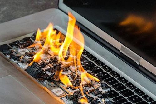 Laptop phát nổ khi đang sử dụng khiến bé trai 8 tuổi bỏng nặng