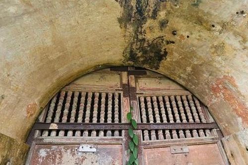 Cửa thành hàng trăm năm tuổi ở Kinh thành Huế đang bị lãng quên