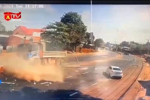 Vượt ẩu, xe ô tô tải lao thẳng vào dải phân cách