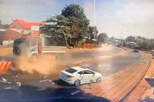 Tai nạn giao thông mới nhất 20/3/2024: Cột đèn xuyên thủng ô tô con đang chạy