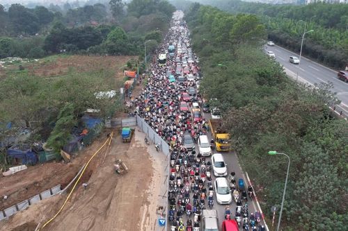 Tìm phương án giảm ùn tắc tại đường gom Đại lộ Thăng Long