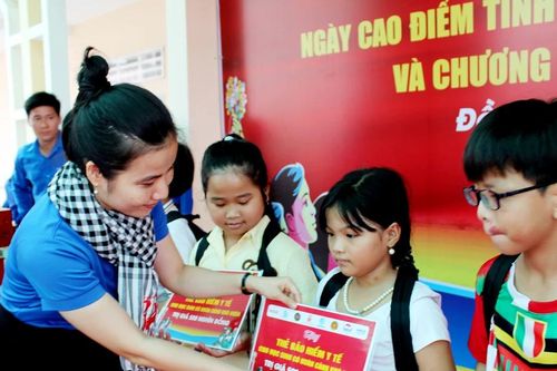 Tuổi trẻ thành phố đến với vùng biên