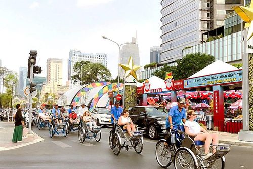 Nhộn nhịp khách quốc tế đến Việt Nam