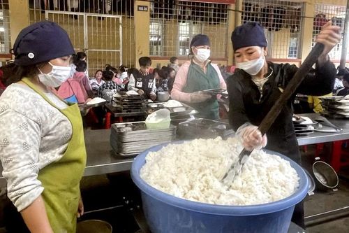 Nhiều trường bán trú ở Mù Cang Chải đang phải vay gạo vì… chưa kịp hỗ trợ
