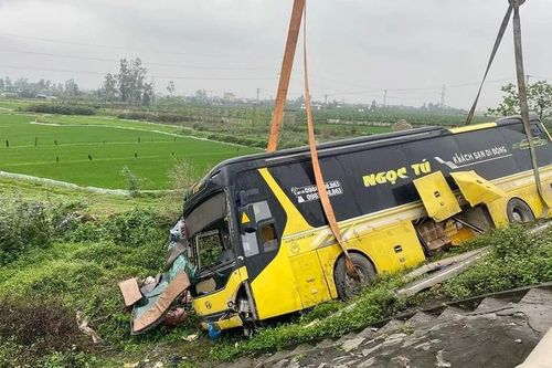 Lật xe khách trên Quốc lộ 1A