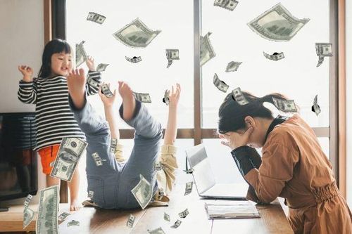 Chồng đưa hơn 300 triệu ở nhà chăm con, vợ tức giận đùng đùng