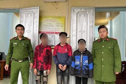 Triệu tập nhóm học sinh ném đất đá vào xe ở Hà Giang