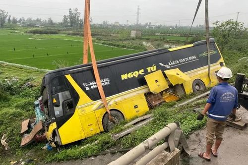 Xe khách 'phơi bụng' bên đường, 10 người may mắn thoát nạn